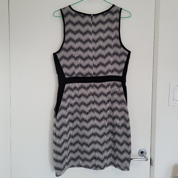 Has pockets! Office chic dress - Picture 3 of 4